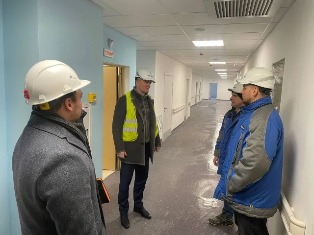 Дмитрий Дениско проверил строительство новой поликлиники в Люберцах