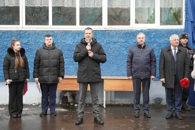 В Люберцах открыли мемориальную доску на школе с именем выпускника, погибшего в зоне СВО