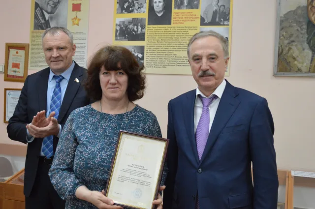 Владимир Ружицкий поздравил сотрудниц гимназий Люберец с наступающим женским днем