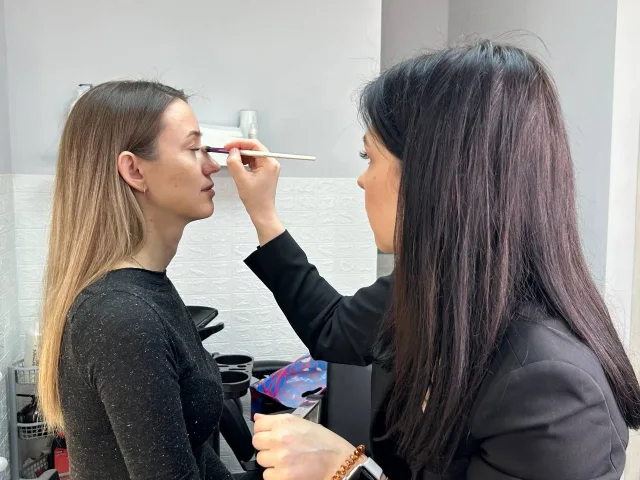 Партийцы организовали мастер-класс по визажу для родственников мобилизованных из Люберец