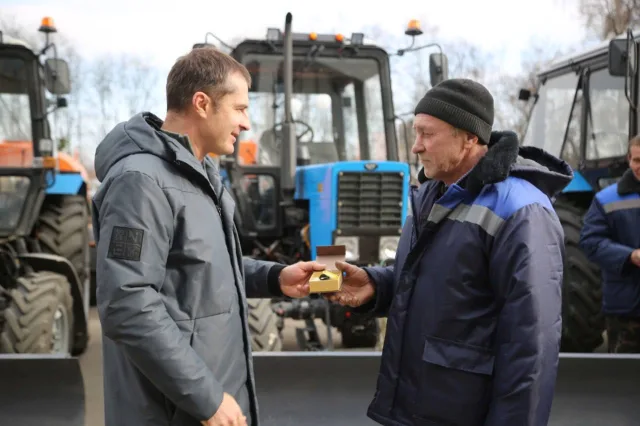 Владимир Волков вручил водителям Люберец ключи от коммунальной техники