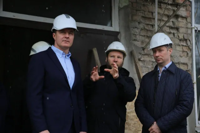 Владимир Волков с Романом Терюшковым проверили ход капремонта гимназии в поселке Люберец