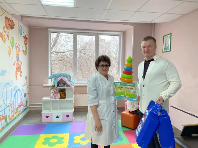 Депутаты Мособлдумы передали наборы игрушек в Добрые комнаты Люберец