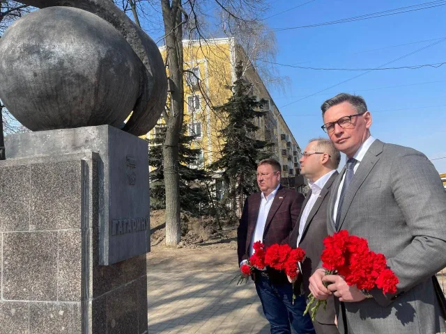 Депутаты Люберец возложили цветы к памятнику Юрию Гагарину