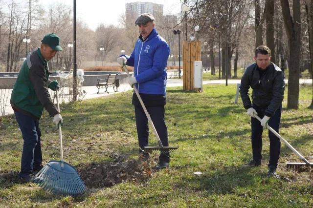Владимир Ружицкий принял участие в субботнике в Люберцах