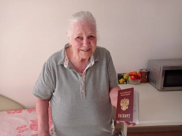 В Люберцах полицейские вручили российский паспорт пожилой жительнице ДНР на дому