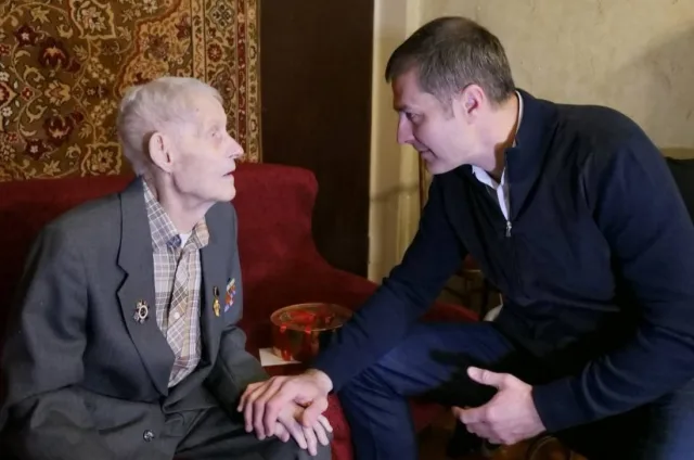 Владимир Волков поздравил ветерана ВОВ с предстоящим Днём Победы
