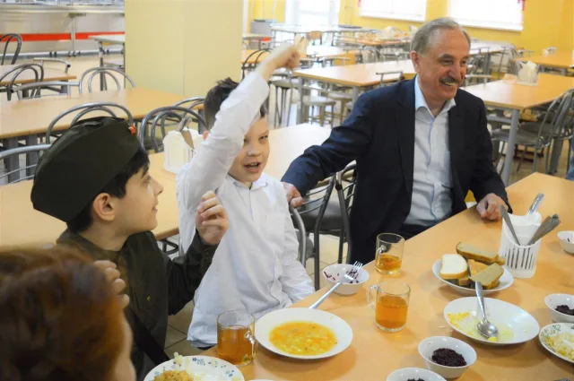 Партийцы провели мониторинг качества питания в школе № 27 Люберец