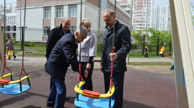 Партийцы проверили состояние детской площадки в Люберцах