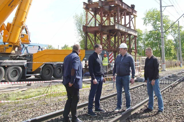 Владимир Волков проверил монтаж пролёта надземного пешеходного перехода в Люберцах