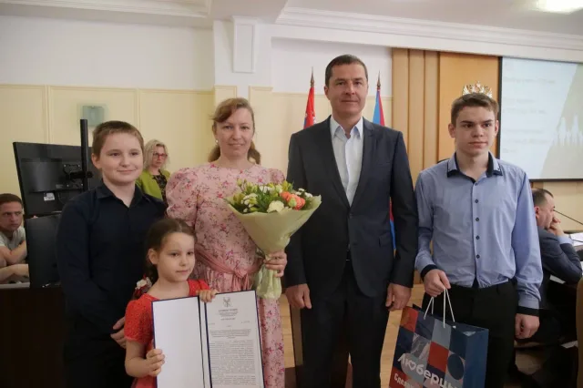 Владимир Волков вручил двум многодетным семьям Люберец документы на земельные участки