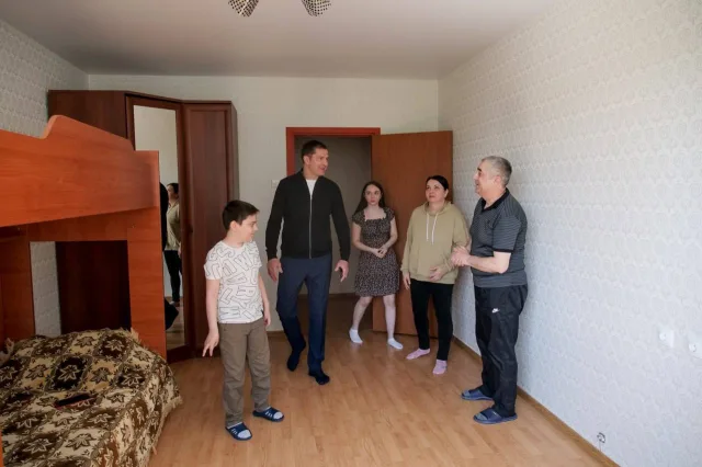 Владимир Волков поздравил с новосельем семью Люберец, которая оказалась в сложной жизненной ситуации