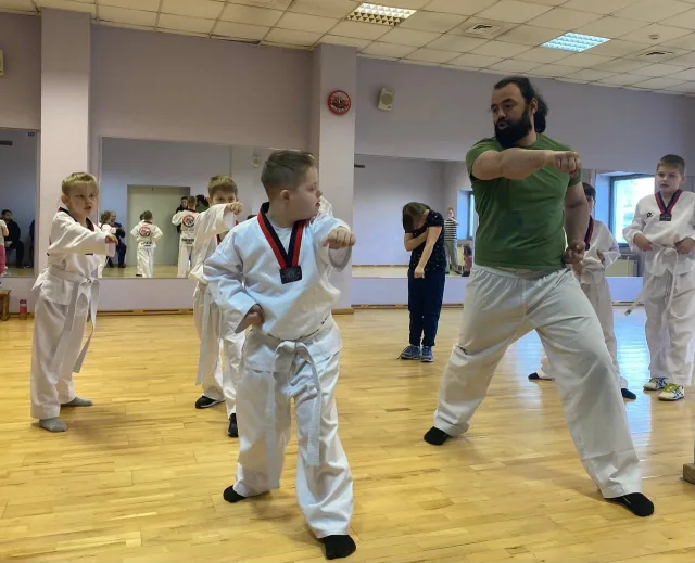 Депутат Люберец принял участие в тренировке по адаптивному тхэквондо для детей