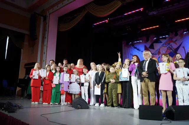 Порядка 150 певцов приняли участие в фестивале эстрадной песни в Люберцах