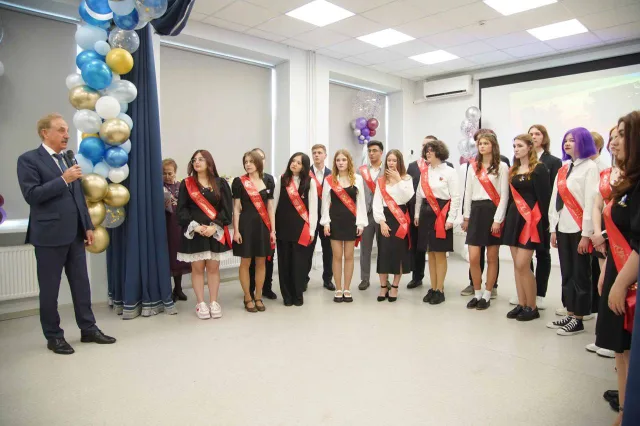 Владимир Ружицкий поздравил выпускников Люберец с окончанием школы