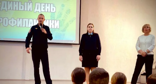 Полицейские рассказали школьникам Люберец о службе в ОВД