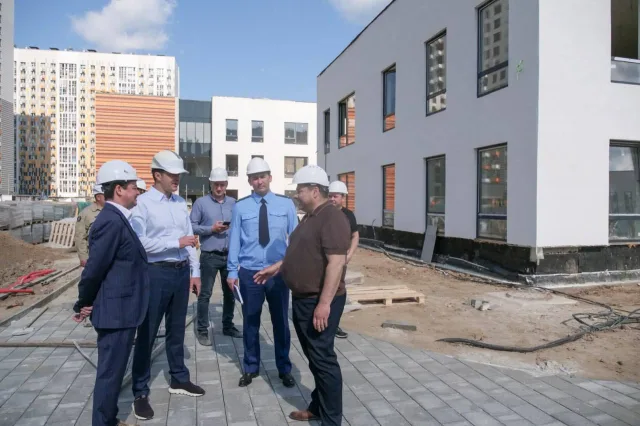 Владимир Волков проверил строительство детского сада на 350 мест в новом ЖК Люберец