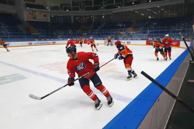 Роман Терюшков принял участие в благотворительном хоккейном турнире