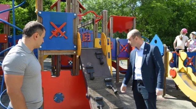 Депутаты проверили состояние детской площадки во дворе Люберец