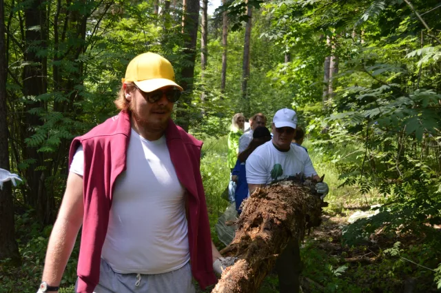 Более 58 кубометров мусора убрали из леса жители Люберец во время экоакции