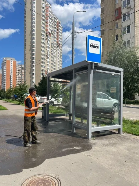 В Люберцах ежедневно проводят работы по содержанию 95 муниципальных остановок