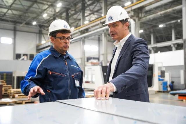 Владимир Волков ознакомился с производством остановочных павильонов в Люберцах