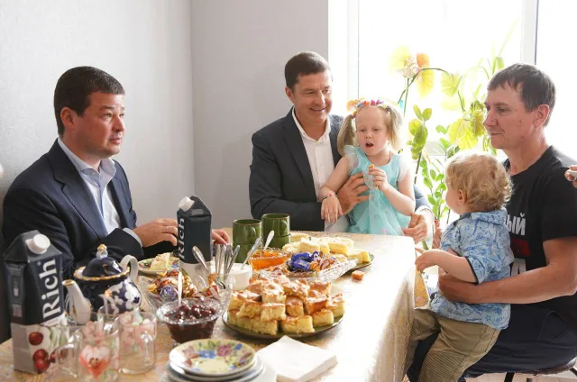 Владимир Волков поздравил семью из Люберец с новосельем