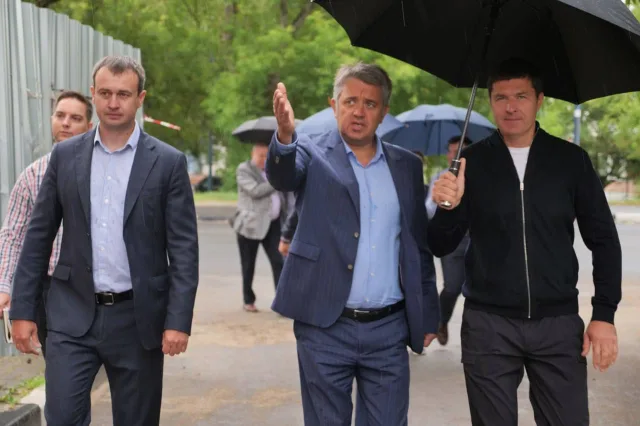 Владимир Волков проверил капремонт жилого дома в поселке Люберец