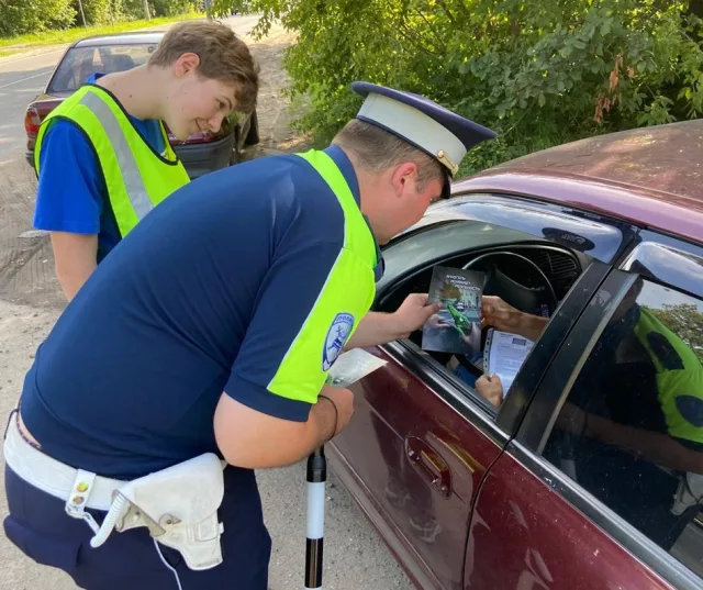 В Люберцах в выходные раздали водителям более 150 информационных материалов о БДД