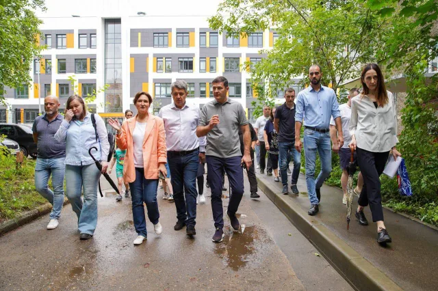 Владимир Волков обсудил с жителями Люберец благоустройство двора на улице Шевлякова