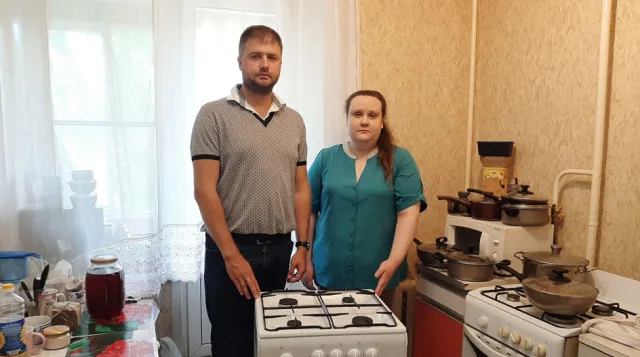 Партийцы передали новую газовую плиту жительнице Люберец