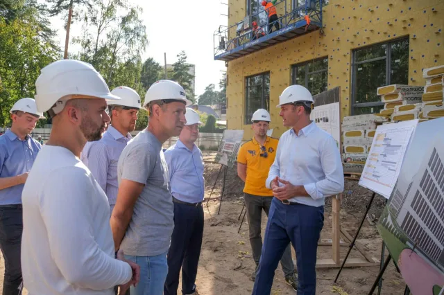 Владимир Волков проверил ход работ по строительству школы на 1100 мест в поселке Люберец