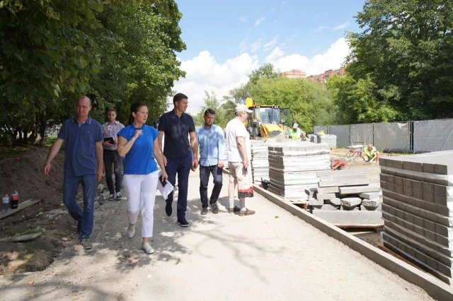 Владимир Волков проверил ход благоустройства Наташинского парка