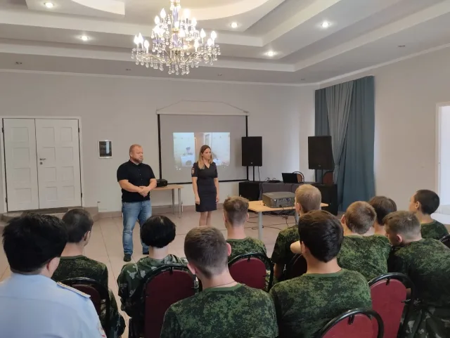 Полицейские и общественник Люберец провели урок для детей, попавших в трудную жизненную ситуацию