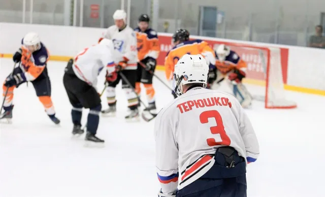 Роман Терюшков принял участие в благотворительном хоккейном турнире в поддержку школьников Донбасса