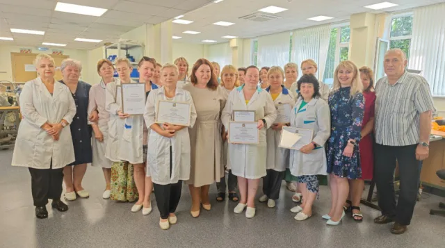 Сторонники партии вручили благодарственные письма работникам швейного цеха в Люберцах