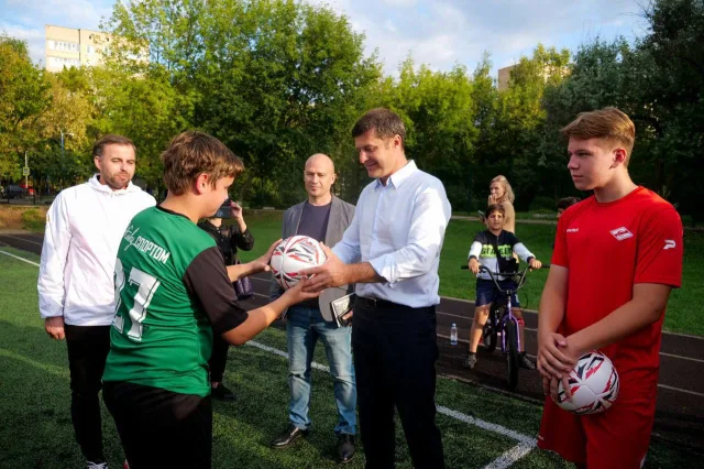 Владимир Волков проверил готовность стадиона гимназии № 56 в поселке Люберец