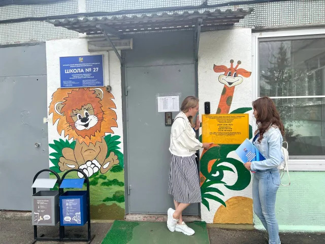 Партийцы Люберец проверили детский сад на предмет доступности для маломобильных граждан