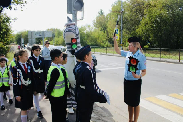 Сотрудники ГАИ рассказали юным жителям Люберец о важности соблюдения ПДД по дороге в школу