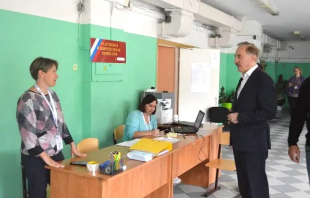 Владимир Ружицкий оценил работу участковых избирательных комиссий в поселке Люберец