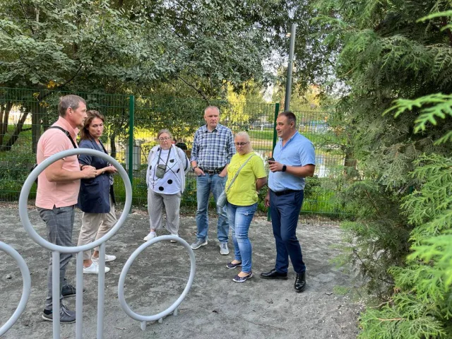 В Люберцах во время встречи с депутатами обсудили обустройство площадки для собак