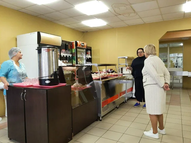 Лидия Антонова проверила качество питания в лицее Люберец