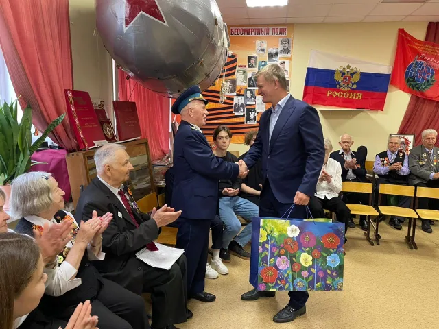 Дмитрий Дениско поздравил с 90-летием ветерана ВВС из Люберец