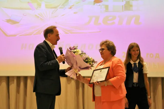 Владимир Ружицкий поздравил коллектив гимназии №16 «Интерес» Люберец с 10-летием