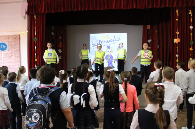 Инспекторы ГАИ научили школьников Люберец делать световозвращающие подвески