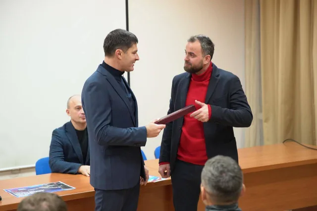 Владимир Волков передал от губернатора именные часы руководителю футбольной школы Люберец