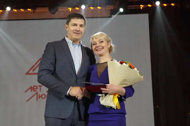 Владимир Волков вручил часы и благодарность от губернатора директору библиотеки Люберец