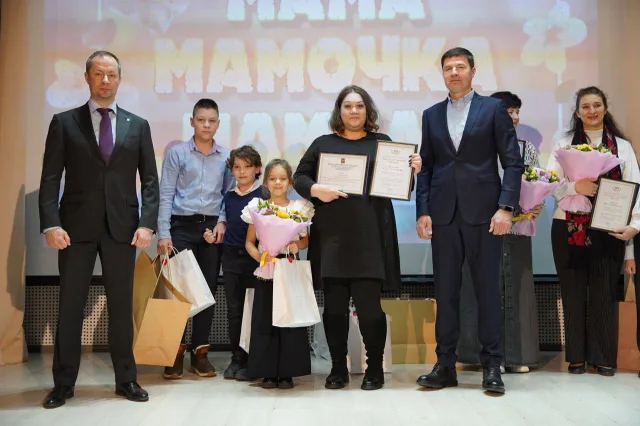 Владимир Волков поздравил женщин с Днём матери