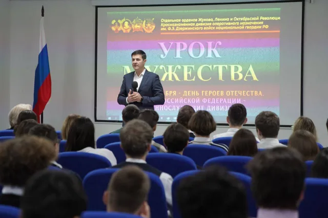 Владимир Волков вместе с военными принял участие в уроках мужества в школах Люберец