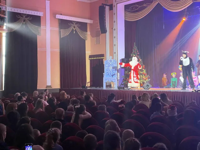 Для детей сотрудников полиции в Люберцах организовали новогоднее театральное представление